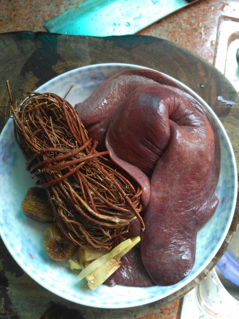 5月23日#准备煲汤,鸡骨草猪横脷蜜枣生姜煲一个半小时中午就有喝的了!