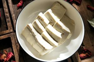 白菜豆腐海鲜土锅煲的做法 步骤3