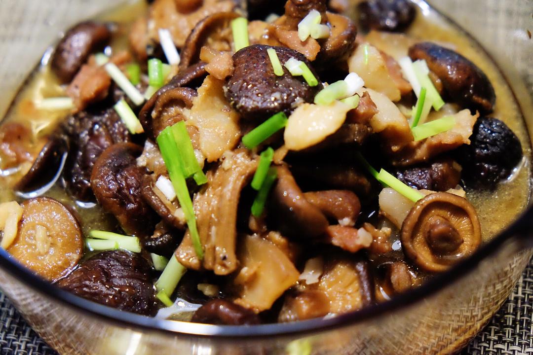 五花肉煨香菇