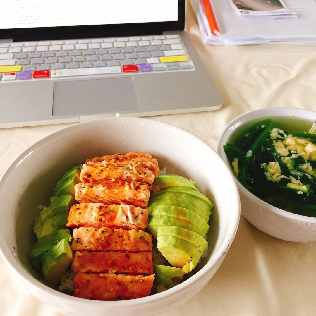 三文鱼牛油果拌饭