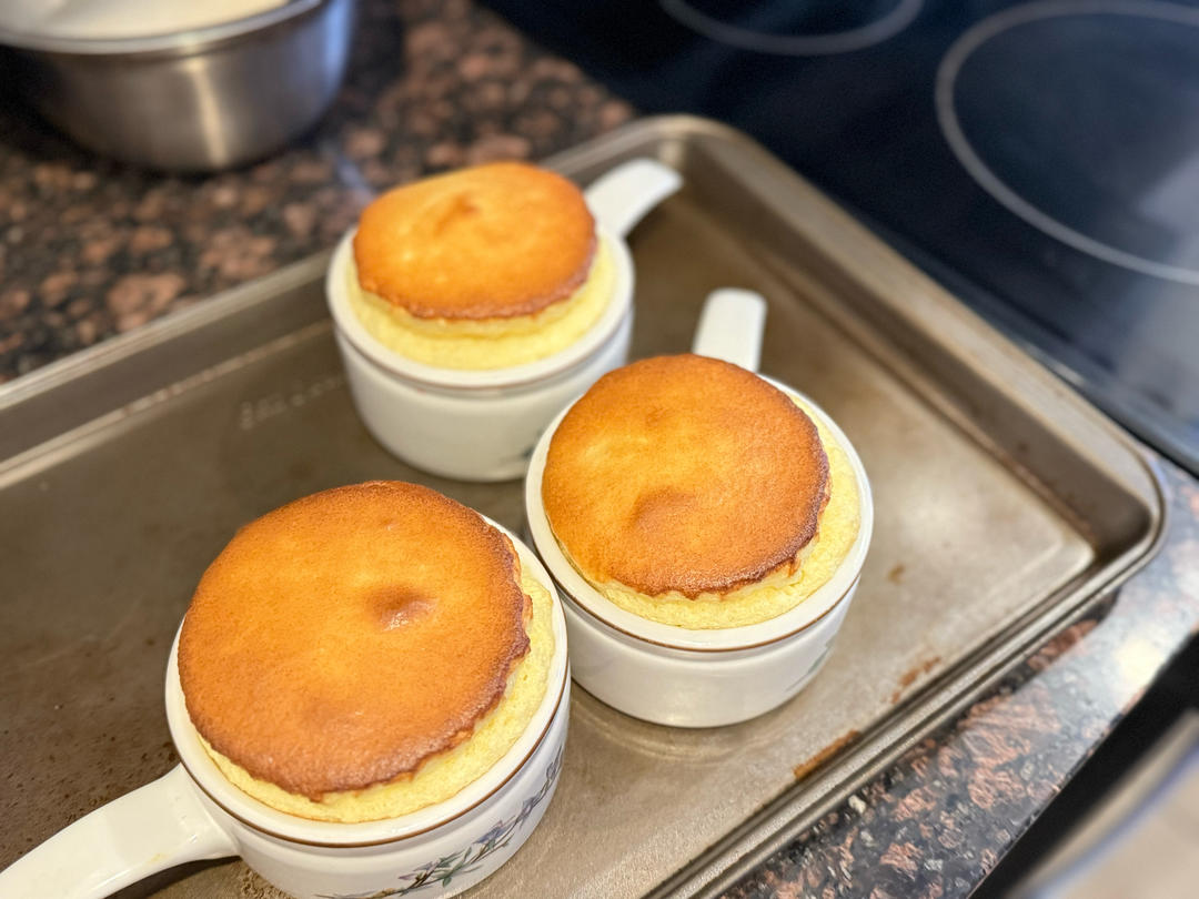 《云朵舒芙蕾》柔软、轻盈、细腻、绵密、一口下去犹如棉花糖，但又像漂浮的云朵配方