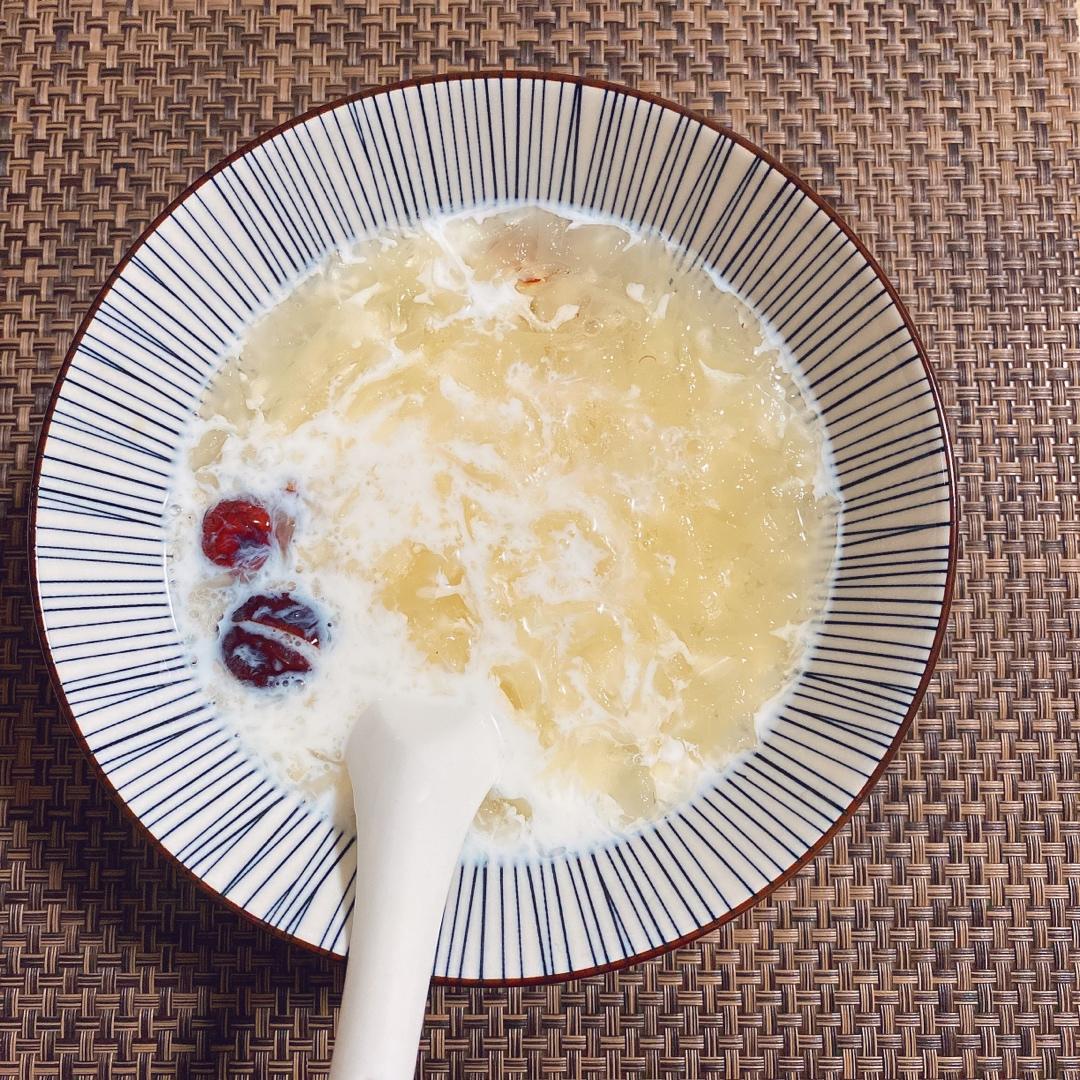 牛奶炖银耳(炖出胶质)