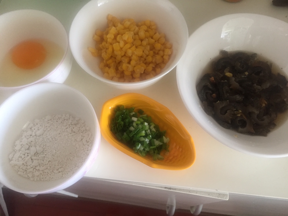 海参玉米粒蛋汤的做法 步骤2