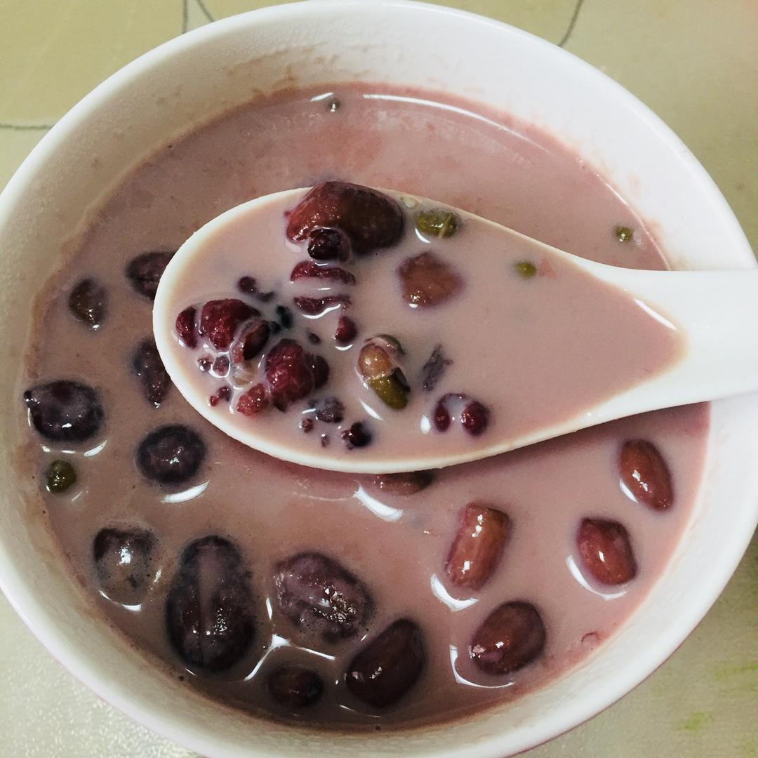 红枣红豆薏仁牛奶粥