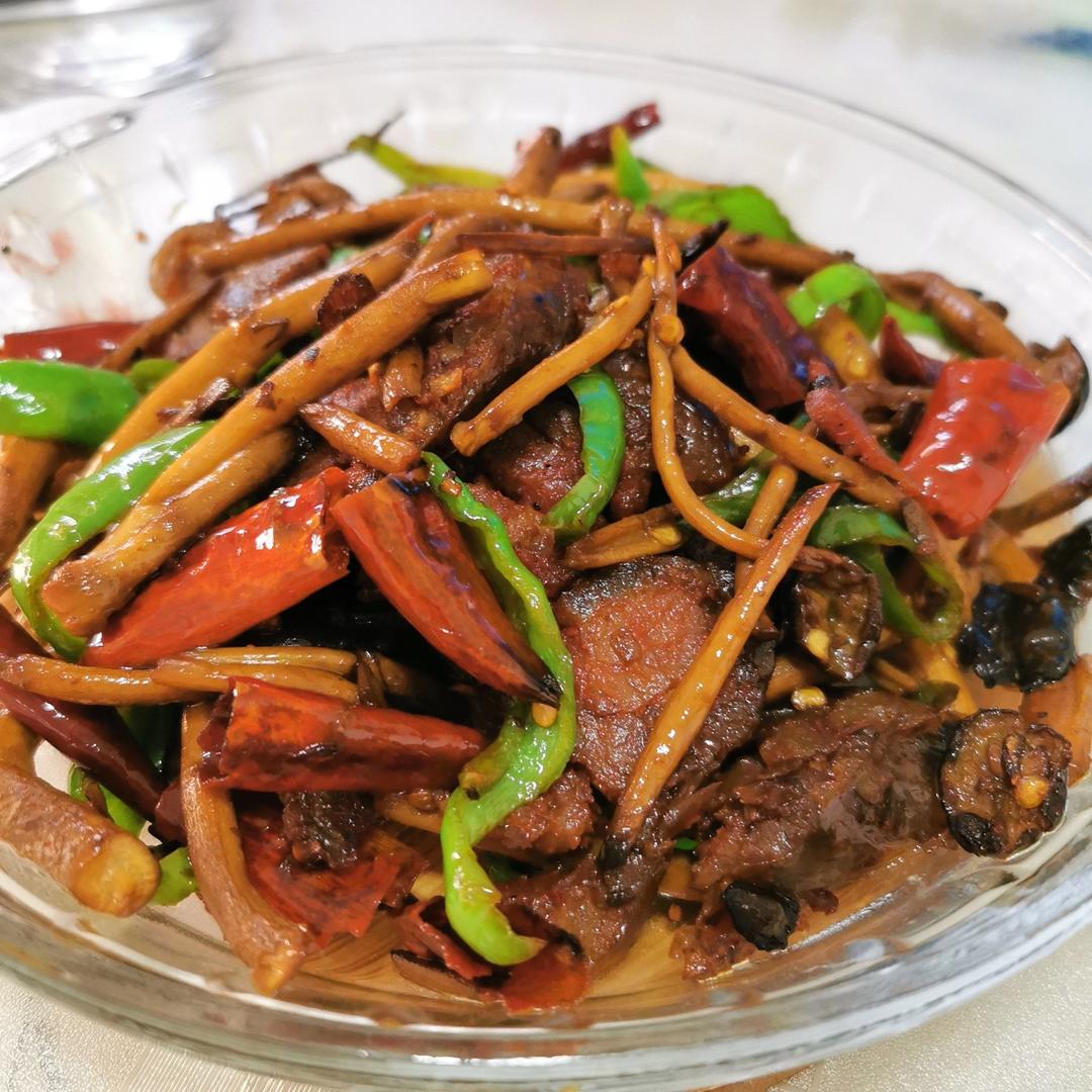 五花肉干锅茶树菇