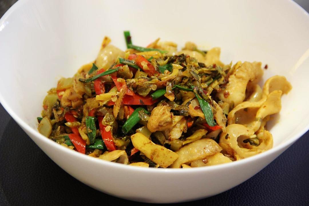 酸菜辣椒炒肥肠