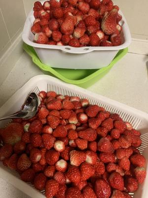 超简单草莓酱的做法 步骤1