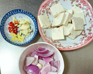 鲜嫩豆腐鲈鱼煲的做法 步骤4