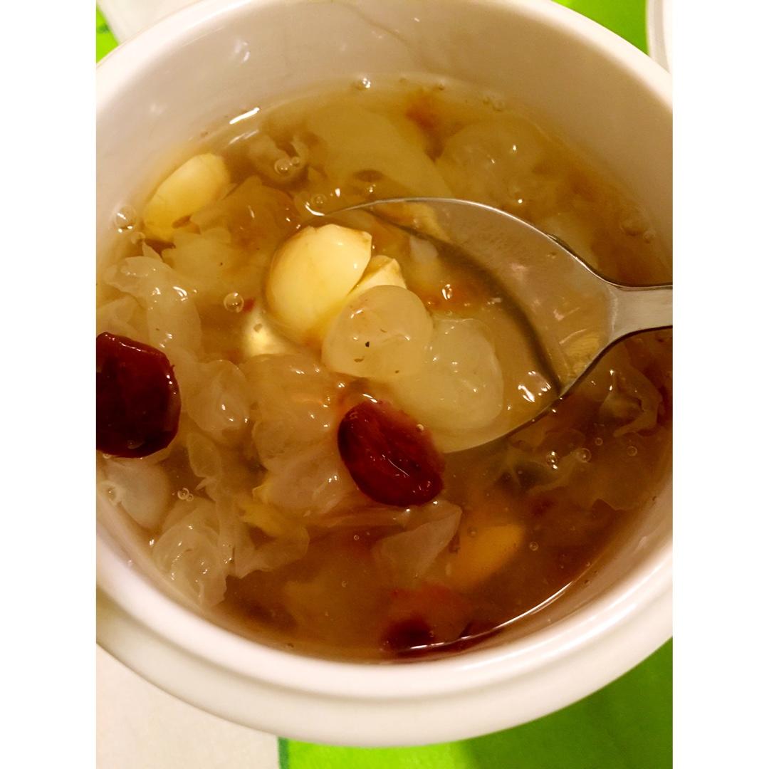 蔓越莓桃胶银耳羹
