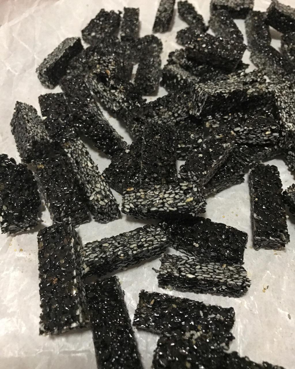 青柠_qzxg做的超级简单香酥芝麻片(不粘锅版)