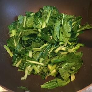 虾皮炒广东菜心（鸡毛菜、苋菜、小白菜都适用）的做法 步骤2