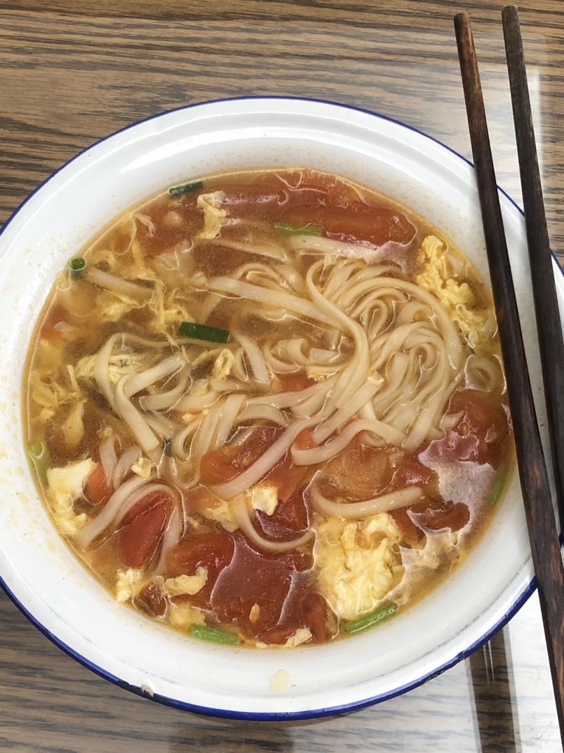 西红柿鸡蛋胡萝卜汁面