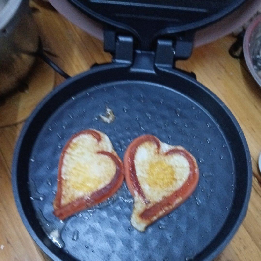 用电饼铛煎心形鸡蛋🥚