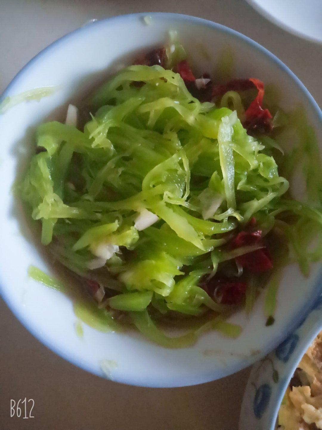 厨师长教你：夏日开胃小菜“凉拌莴笋丝”的家常做法，简单易学赶紧收藏吧