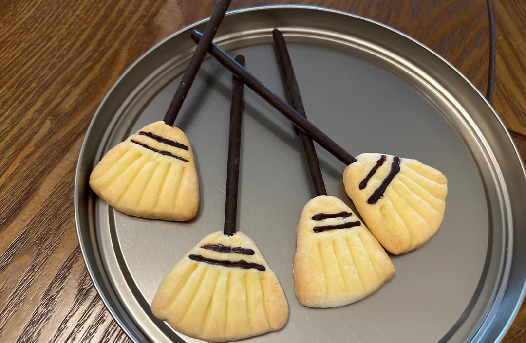 万圣节!女巫的扫帚饼干