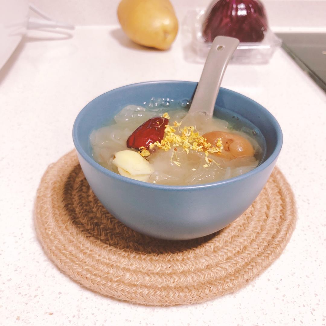 桃胶红枣银耳羹