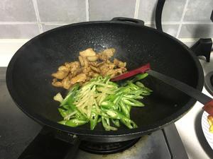 五花肉干煸土豆片的做法 步骤7