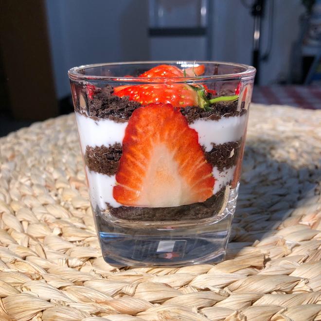 网红款奥利奥草莓酸奶杯的做法