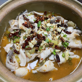 厨师长教你：川菜“酸菜水煮鱼”的家常做法，鱼片滑嫩，麻辣鲜香