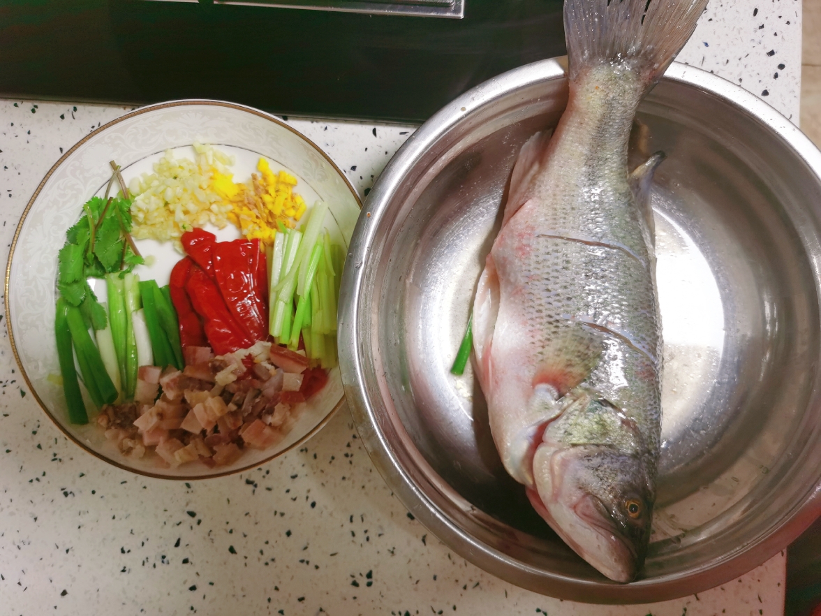 超简单的干烧鲈鱼🐟💕的做法 步骤1