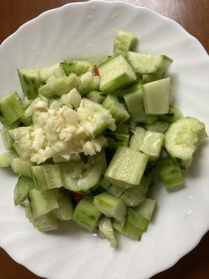 凉拌黄瓜🥒夏日冰凉，家常减盐懒人版的做法 步骤1