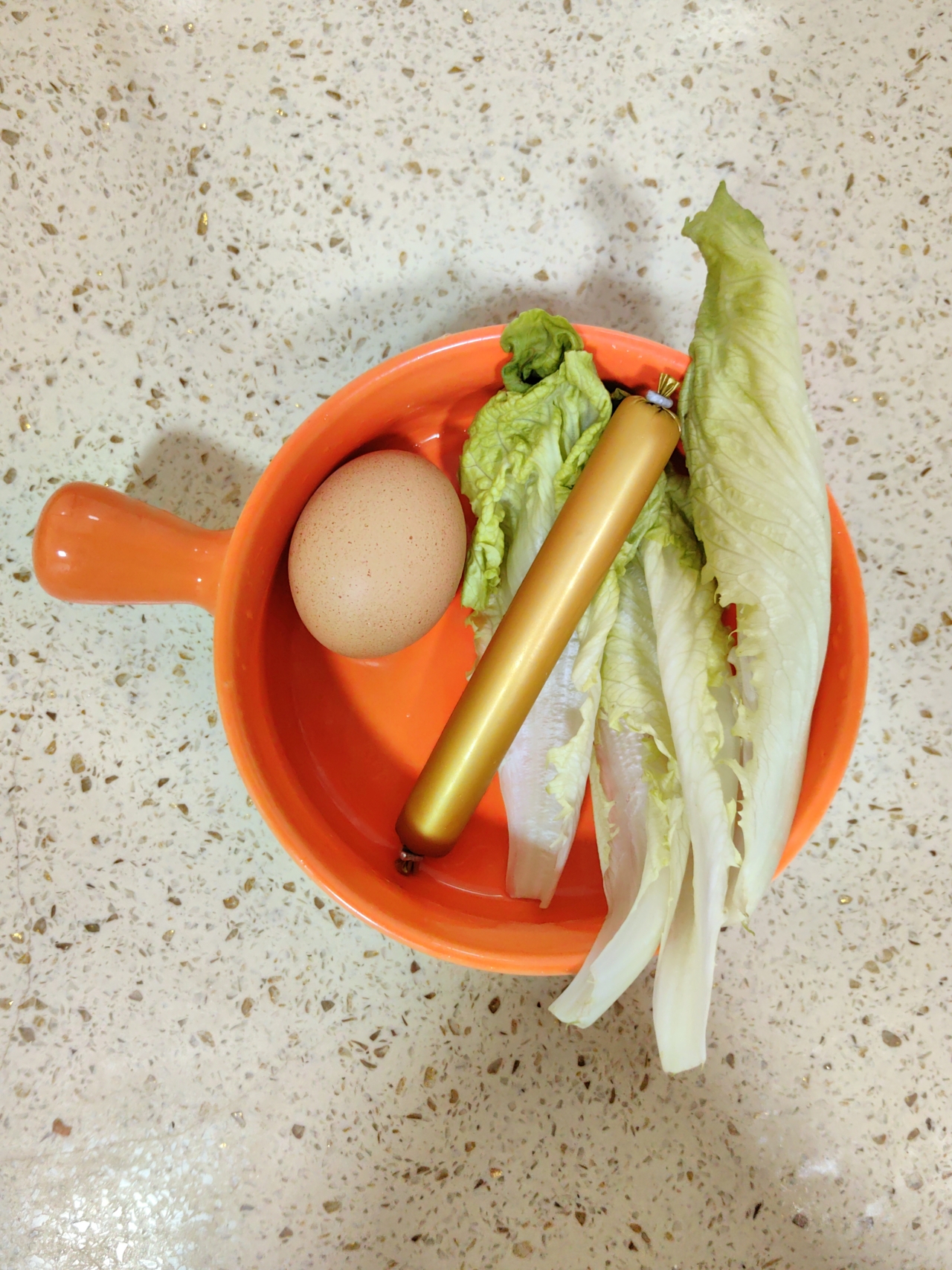 今日懒人早餐：烤馒头片+紫米面包+核桃，火腿生菜鸡蛋汤，苹果的做法 步骤1