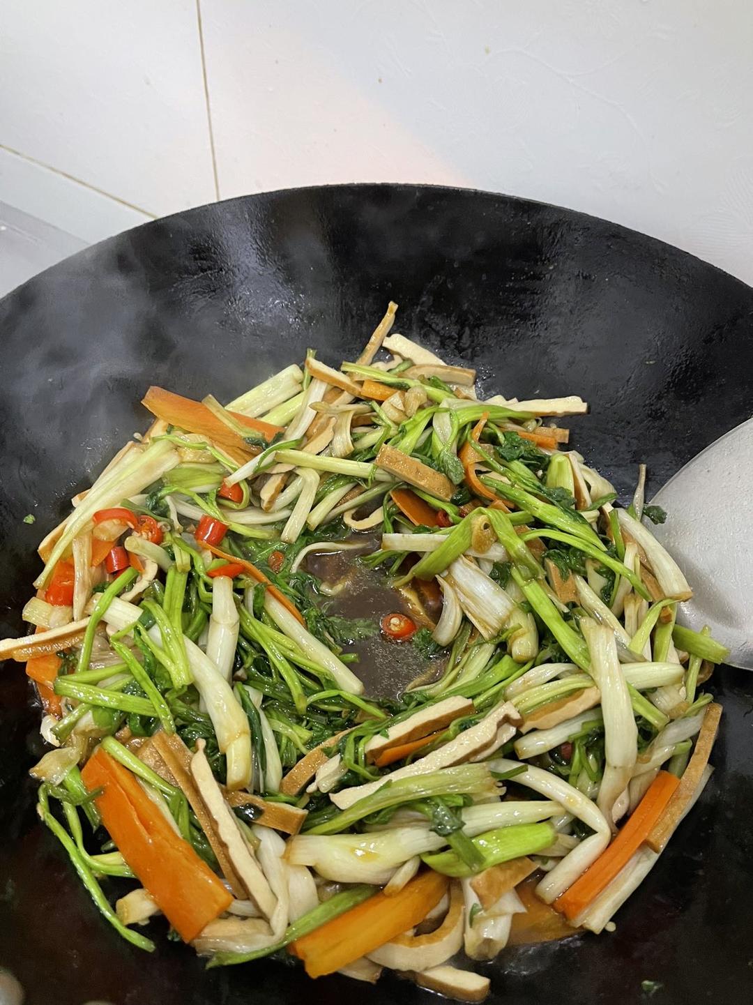 让何老师好吃到哭的同款芹菜炒香干，真的超美味