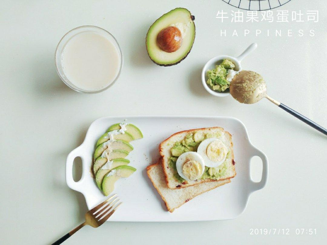 牛油果鸡蛋吐司