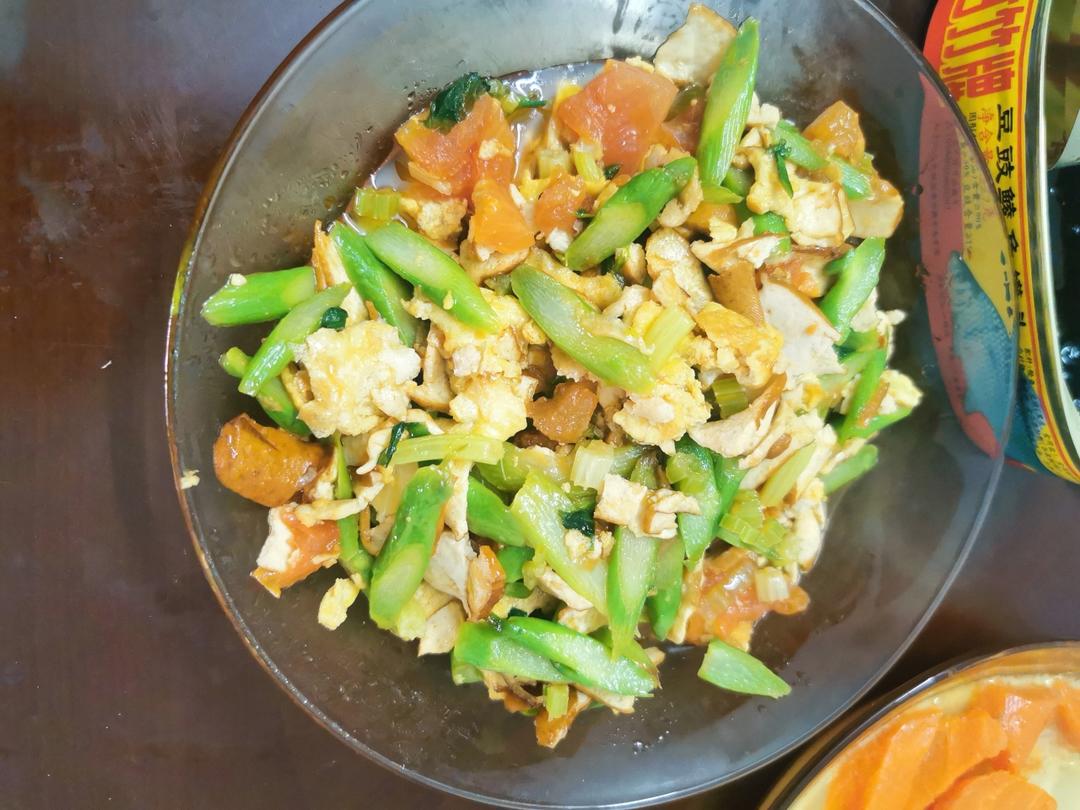 健康低卡家常菜—芦笋炒蛋