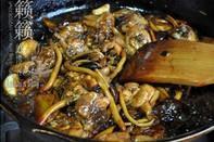 茶树菇麻油香锅鸡的做法 步骤4