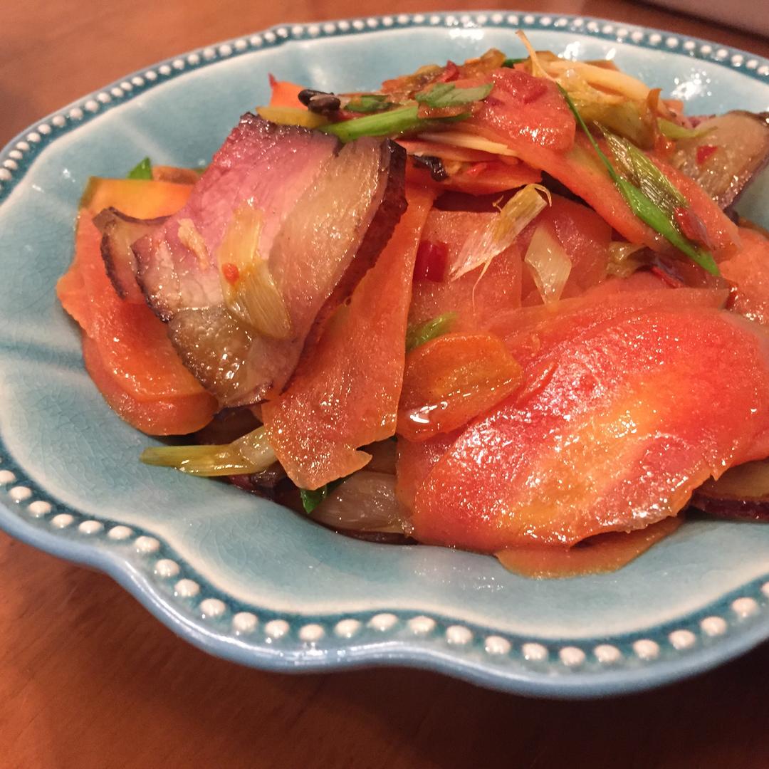 胡萝卜炒腊肉（香而不腻）的做法