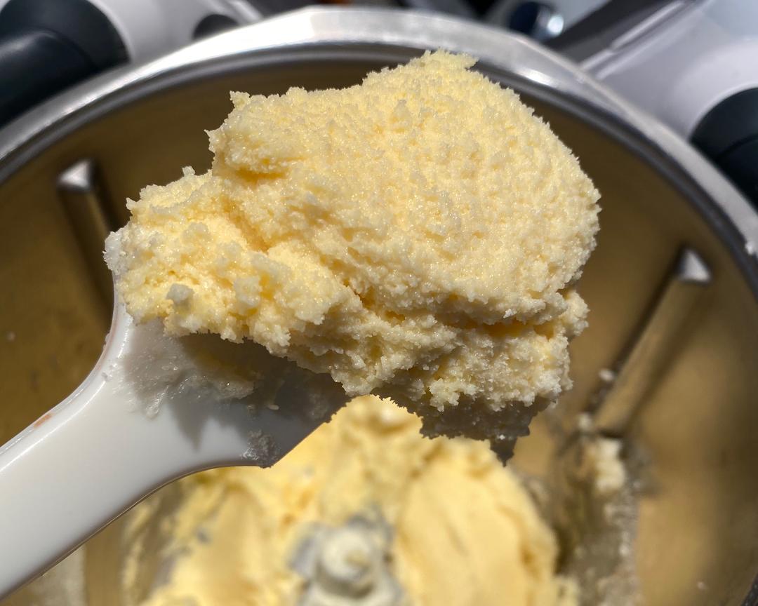 真的是人人都喜欢的奶酥辫子面包的～奶酥做法😄的做法