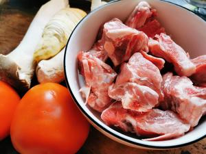 番茄杏鲍菇冬笋排骨汤（简单易做，鲜…）的做法 步骤1
