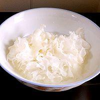 银耳莲子百合小米粥的做法 步骤1