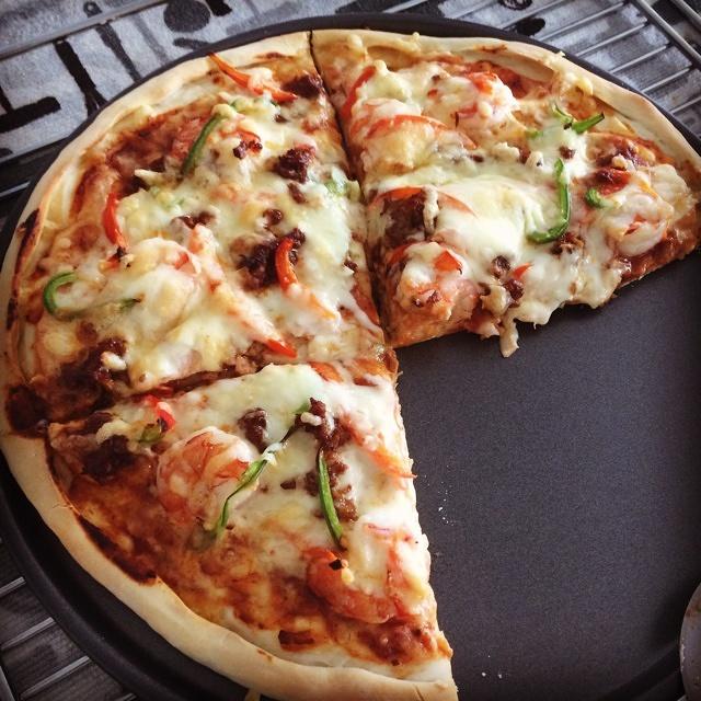 意式薄底海鲜腊汁肉披萨的做法