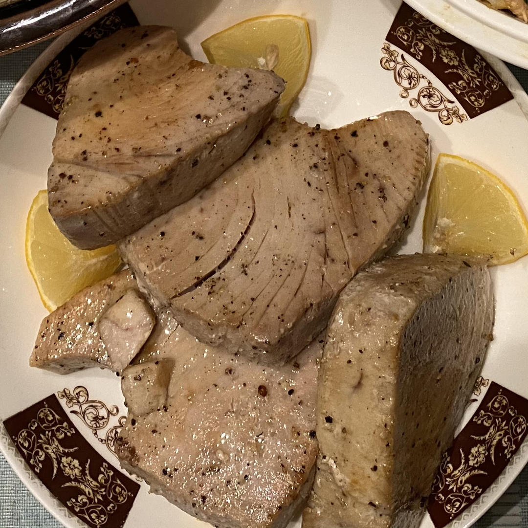 嫩煎金枪鱼配荞麦沙拉