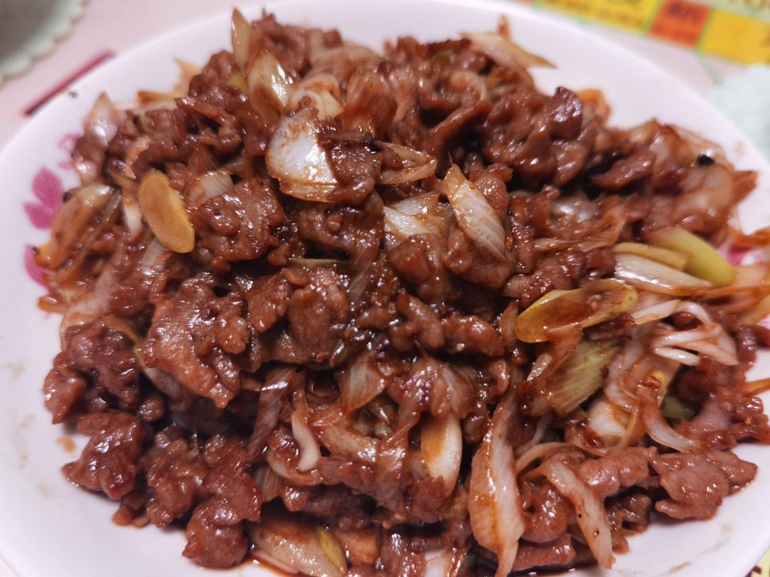 厨师长教你：“葱爆羊腿肉”的家常做法，葱香味浓，嫩而不膻