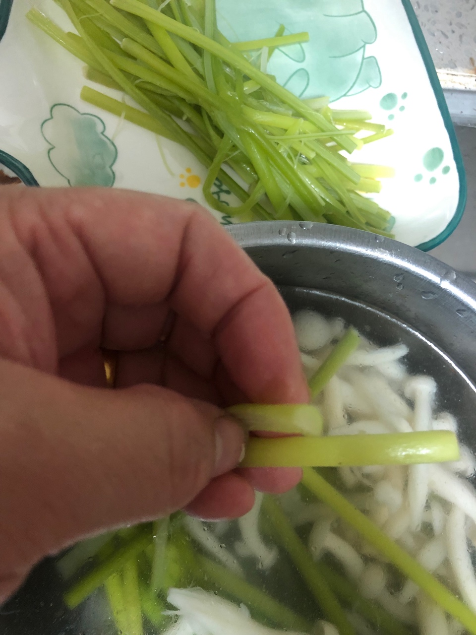 解锁蒜苔新吃法～凉拌蒜苔白菇的做法 步骤3