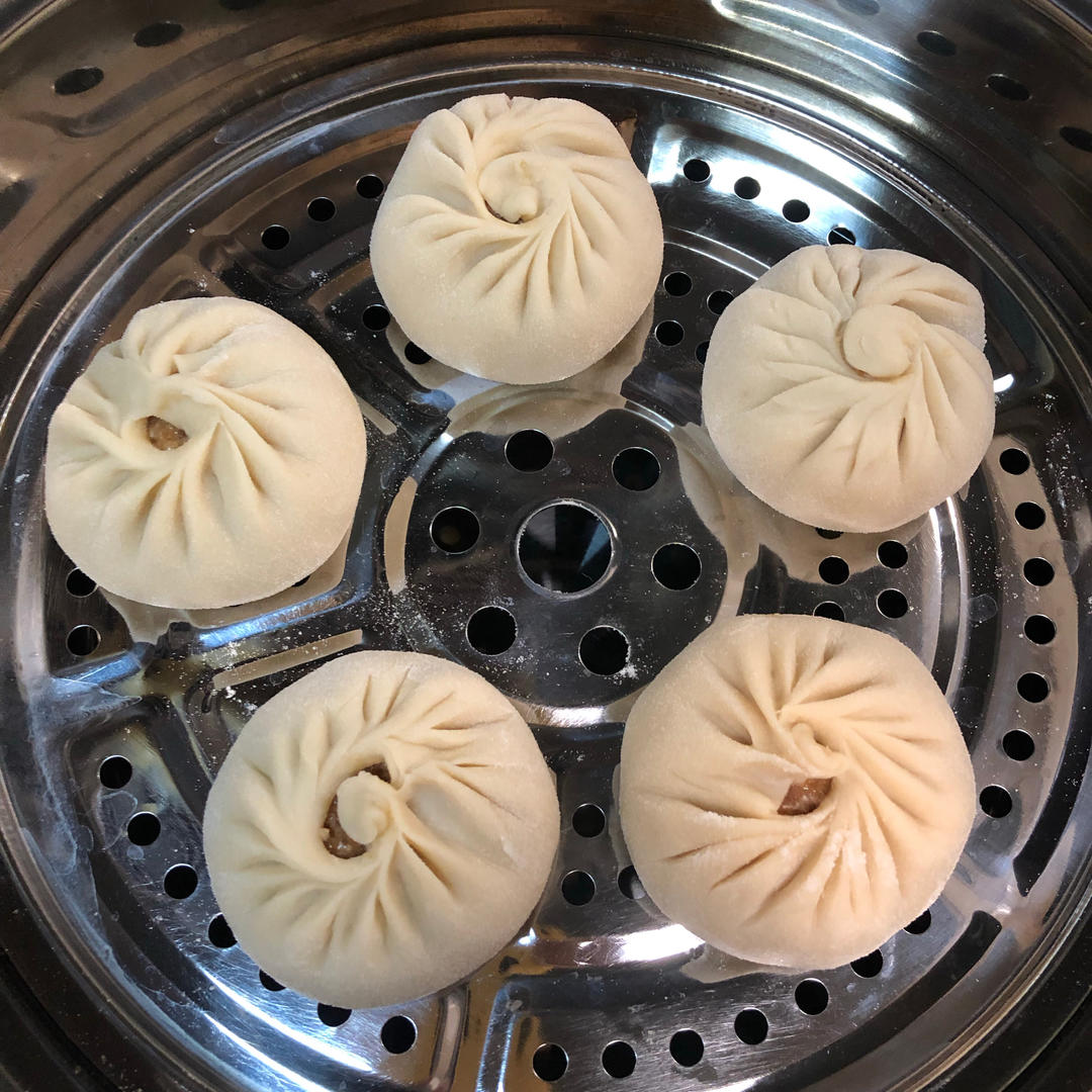松软多汁的肉包子
