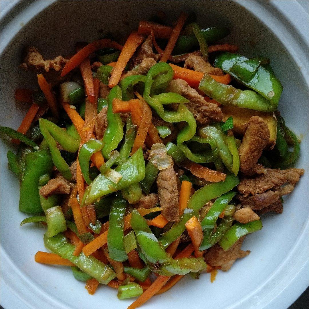 超下饭的青椒胡萝丝炒肉