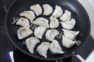 冰花煎饺 Fried Pork & Lotus Root Dumplings的做法 步骤11