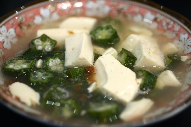 《昨日的美食》之秋葵豆腐汤的做法