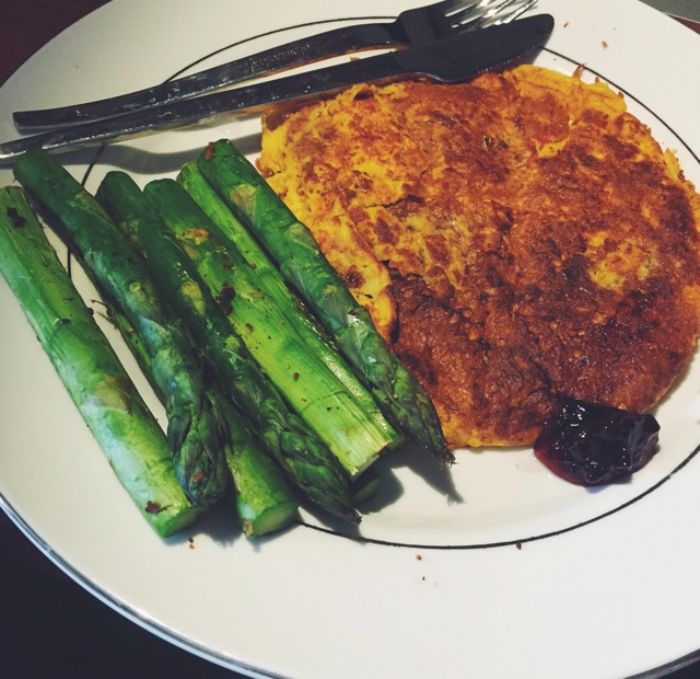 【酸奶松饼yogurt pancake】，搭上黑莓果酱和枫糖的美味。
