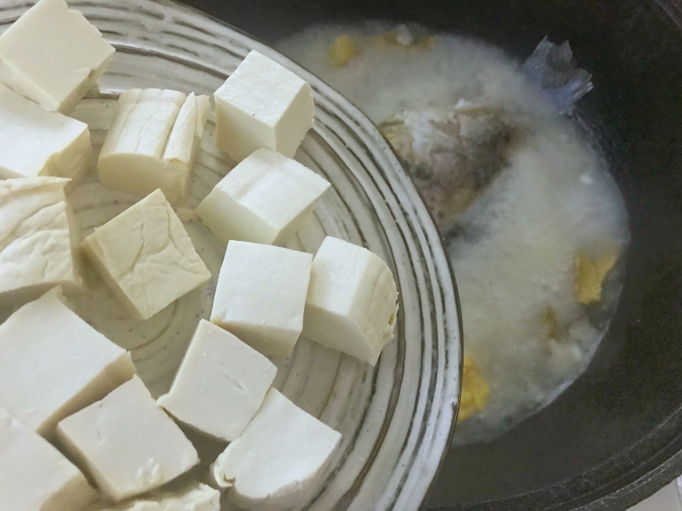 汤白鱼鲜营养多，鲫鱼豆腐汤的做法 步骤6