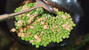 春季时令菜 青豌豆炒肉丁 补充植物蛋白的做法 步骤3