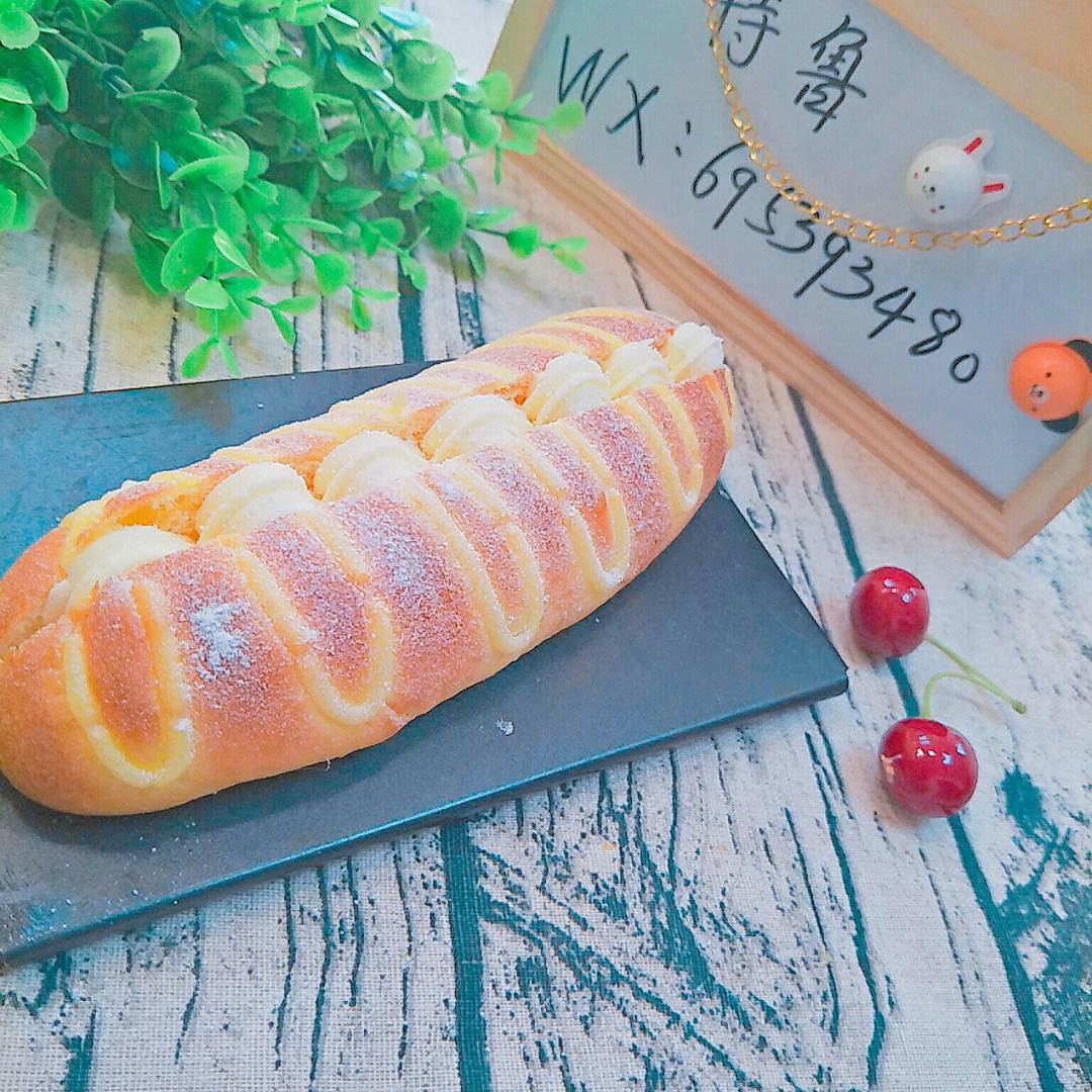 儿时去面包房必买的［椰丝奶油包］