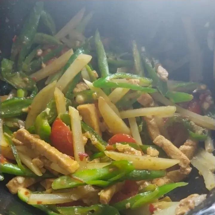 青椒土豆炒肉丝