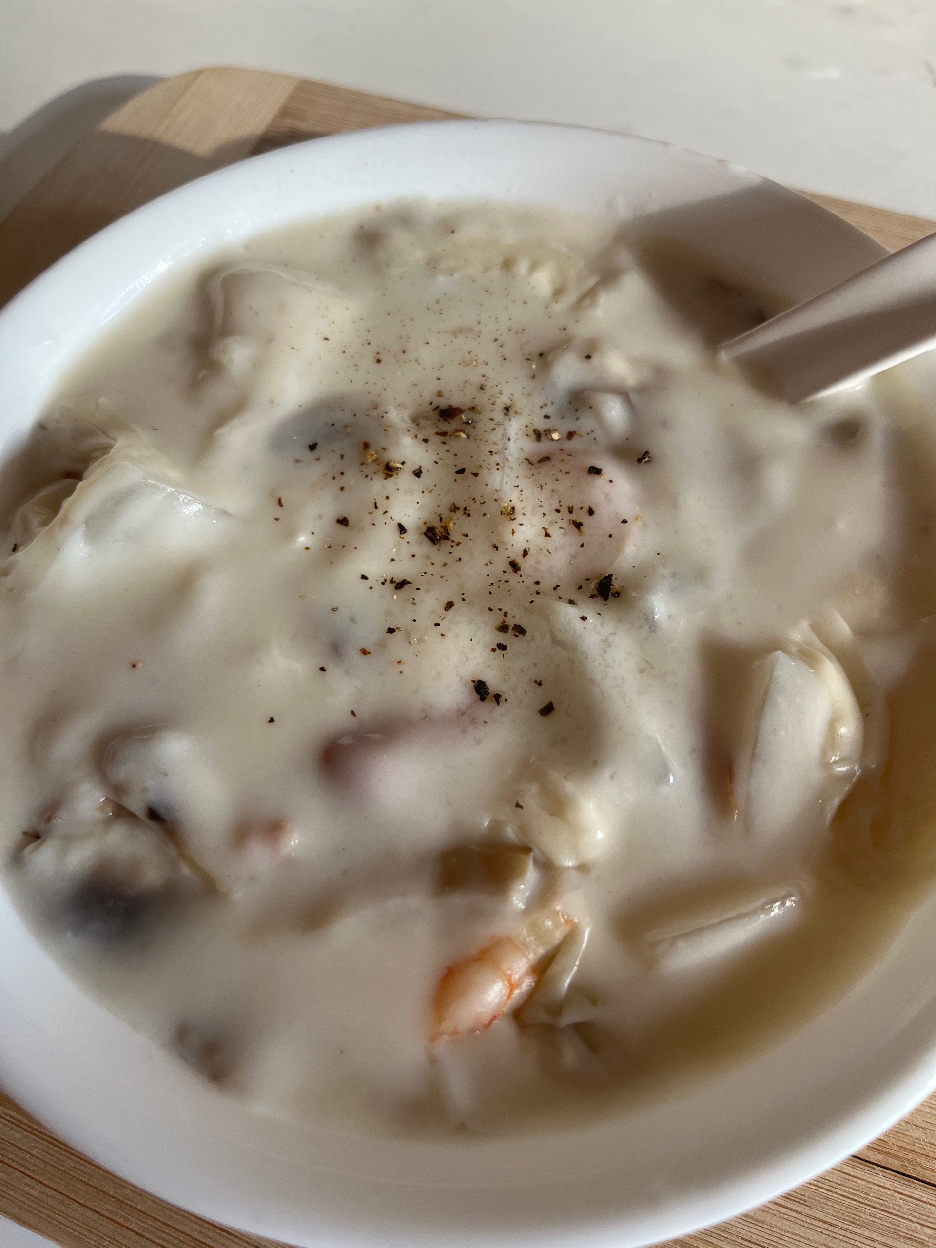 酥皮鲜虾奶油蘑菇汤（手抓饼）
