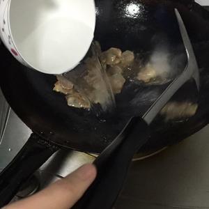 腊肉大蒜煮豆丝的做法 步骤3