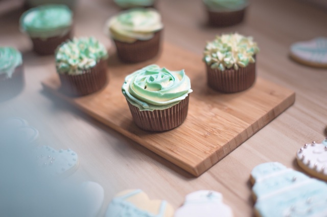 超润巧克力纸杯蛋糕（非常适合裱花、盖糖皮的cupcake方子）